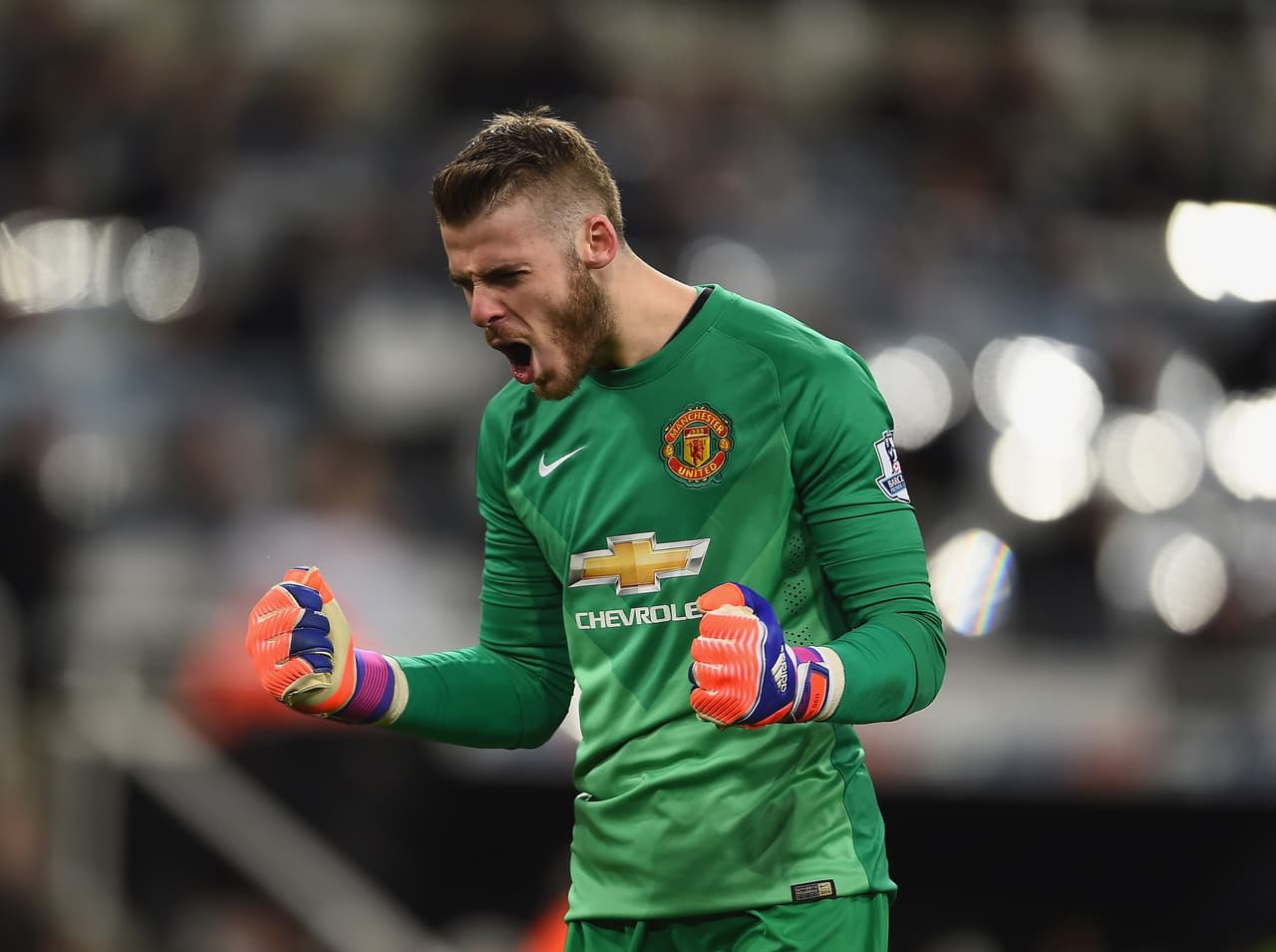 Desde que acabó la temporada anterior al portero español se le vinculó con el club merengue y, aunque en el día de cierre del mercado se afirmó que ya estaba arreglado con el Madrid, un retraso en los papeleos evitó la negociación y permanecerá en el United a regañadientes.