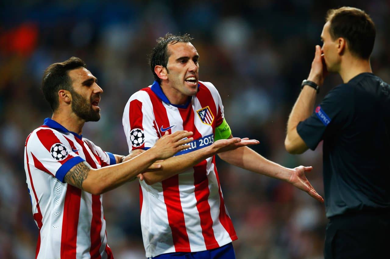 Diego Godín, uno de los mejores defenses centrales del planeta, estuvo muy cerca de abandonar la Liga española para aterrizar en equipos grandes como Chelsea, Manchester United y Bayern Munich que buscaron sus servicios.