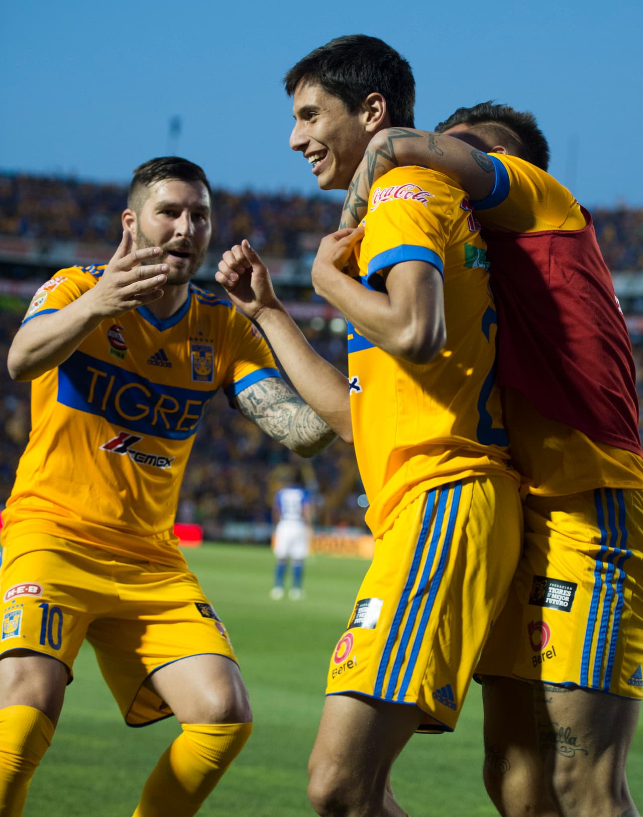 Damm remató de primera intención techando a Jesús Corona para meter el balón cerca del ángulo. Golazo.