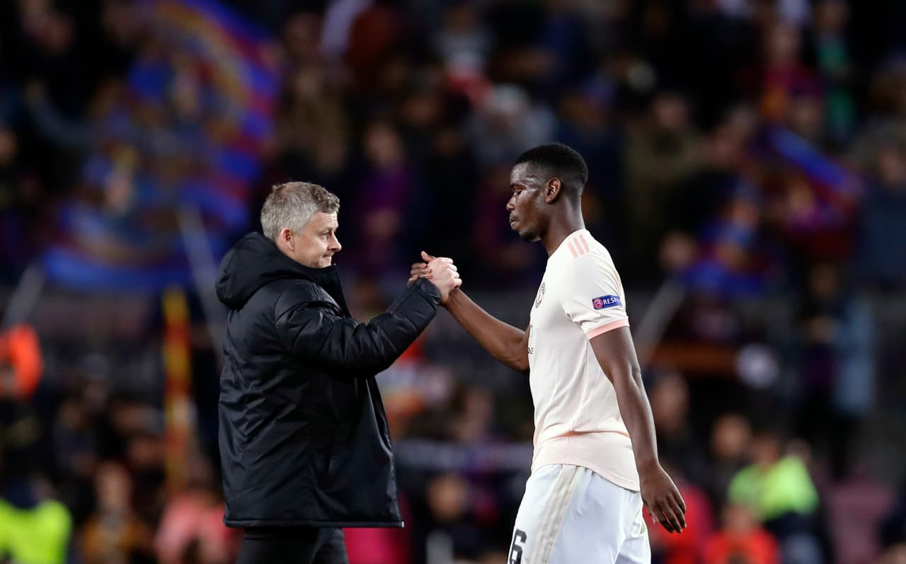 El técnico del Manchester United Ole Gunnar Solskjaer, al final saluda a Pogba y lo felicita por el esfuerzo realizado, aunque en realidad fue una de esas noches para olvidar porque no lució como se esperaba el espigado francés.