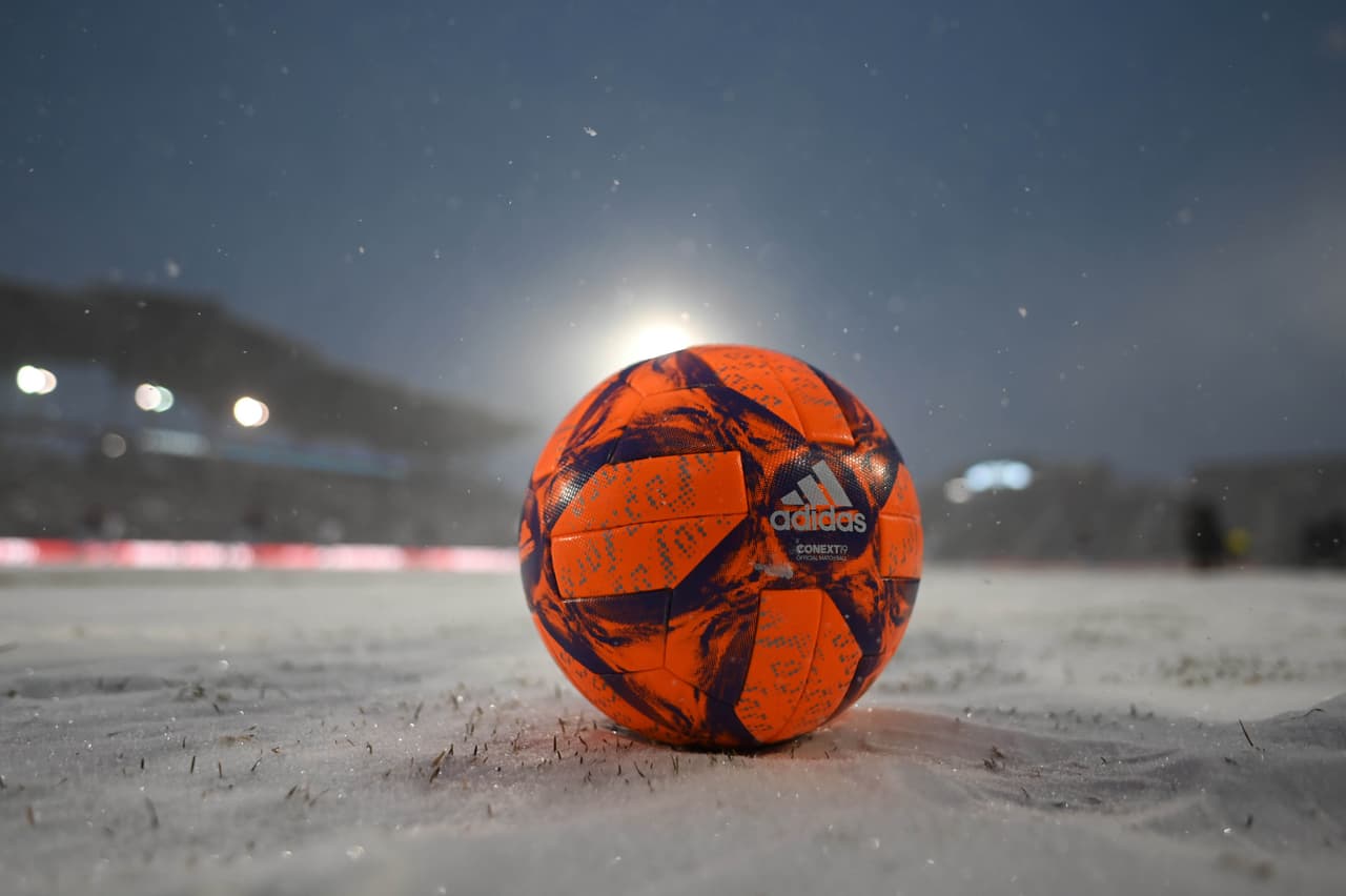 El balón anaranjado volvió a destacar sobre la superficie blanca.