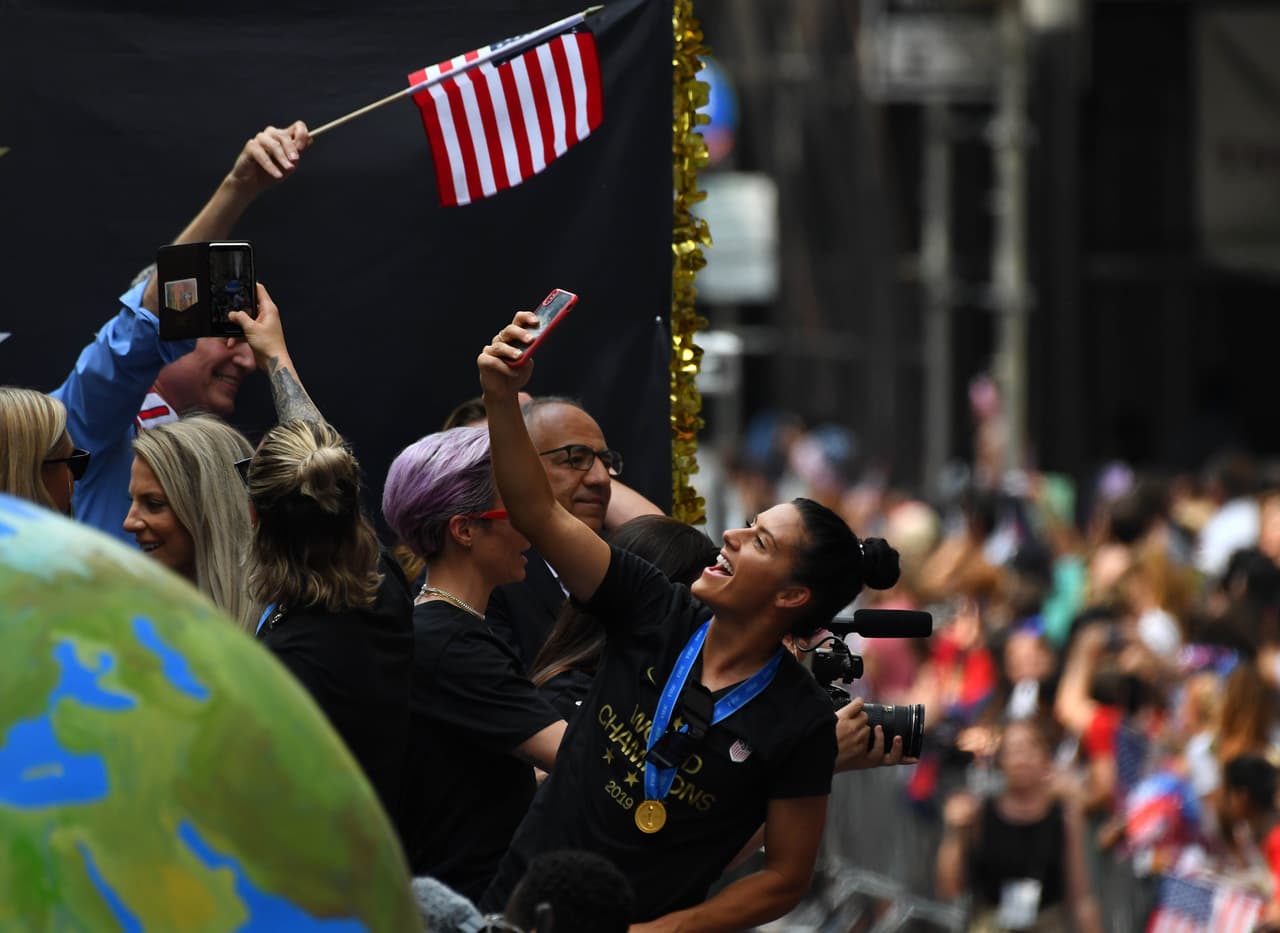 Megan Rapinoe, Alex Morgan, Julie Ertz, Allie Long, Carli Lloyd y compañía vivieron este miércoles una jornada especial en Nueva York durante el desfile de campeonas del mundo con el Team USA. Cientos de aficionados salieron a las calles de la Gran Manzana para saludar a sus heroínas.