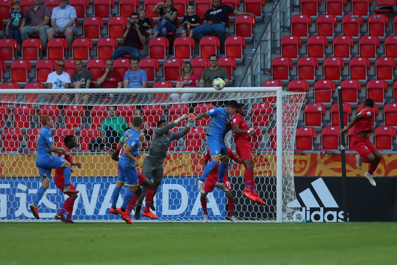 El juego aéreo fue una pesadilla para los 'Canaleros' que no tuvieron por lesión a su arquero titular Marcos Allen, reemplazado por Emerson Dimas.