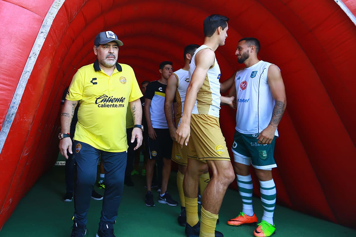 Maradona salió al terreno de juego con sus dirigidos durante el calentamiento.