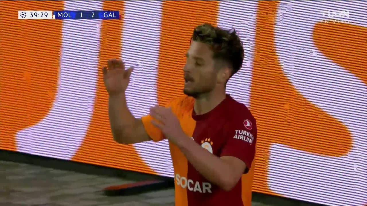 ¡CERCA! Dries Mertens disparó que se estrella en el poste.