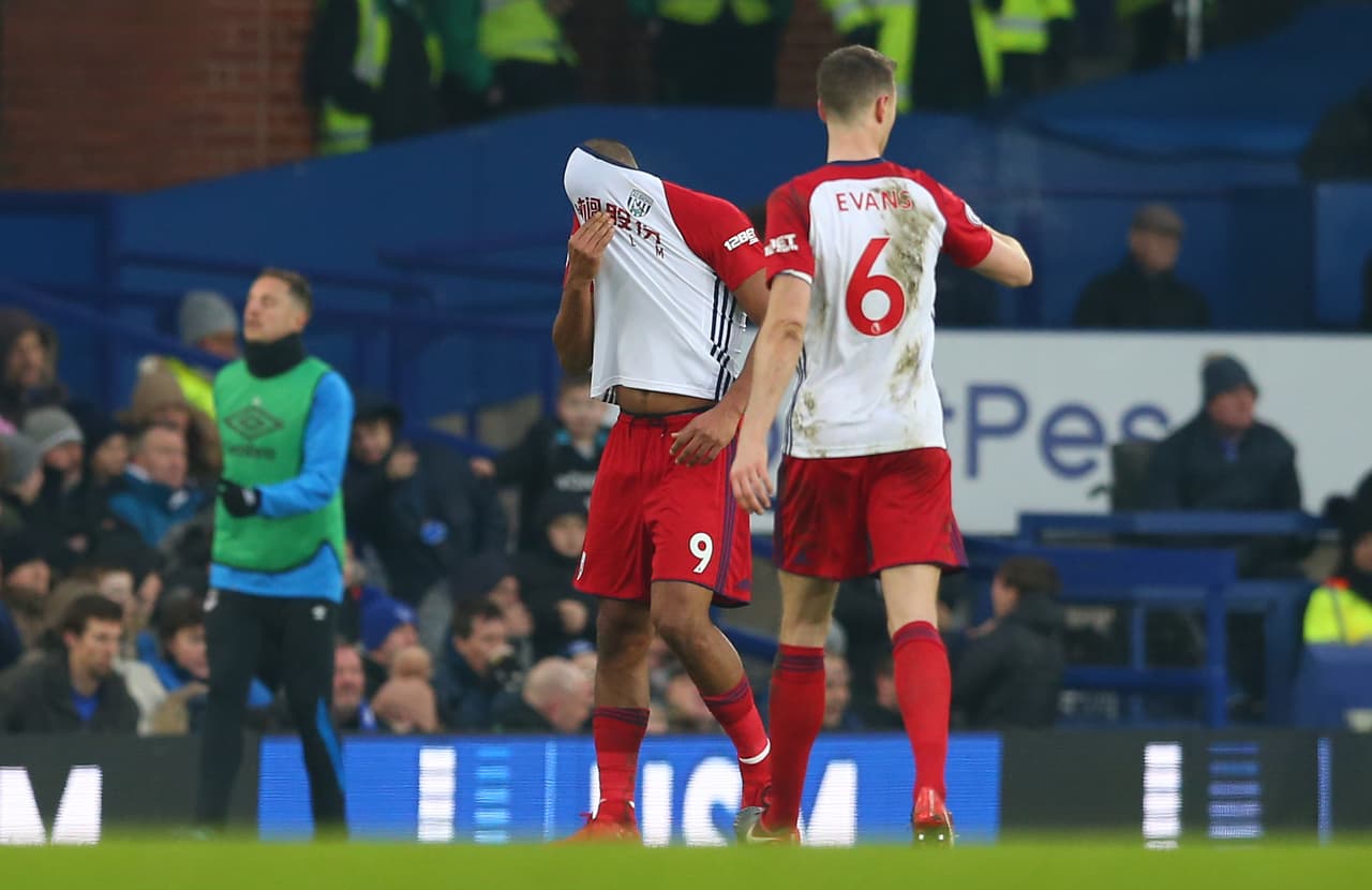 El jugador del Everton salió en camilla y con diagnóstico de 7 meses sin poder jugar después de que le hagan la cirugía.