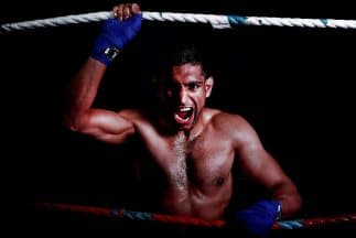 Amir Khan explot[o contra Floyd Mayweather Jr.