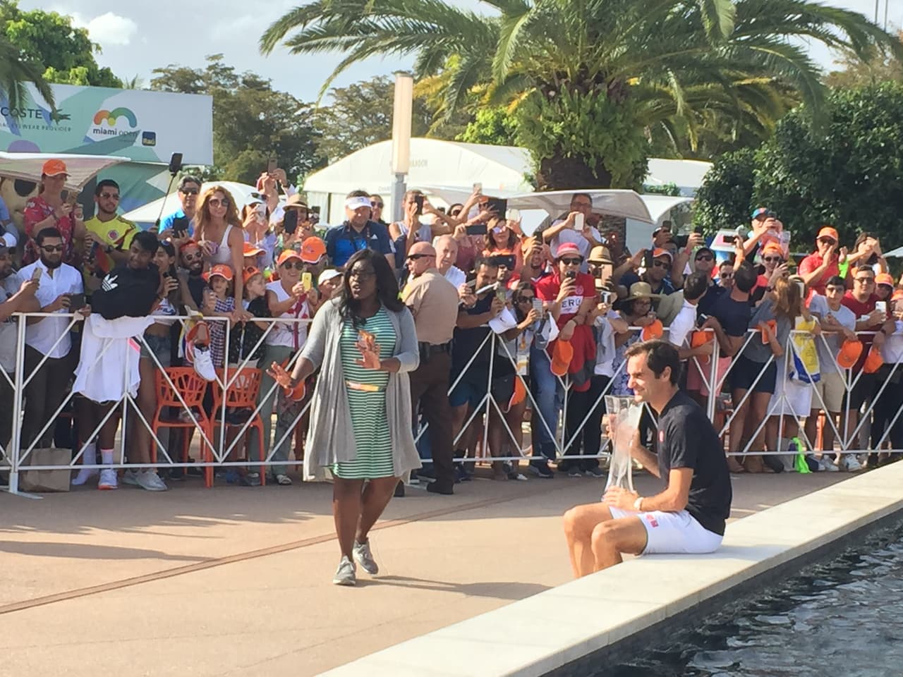 Federer recibía indicaciones de cómo debía posar para los fotógrafos mientras sonreía en todo momento feliz con su trofeo.