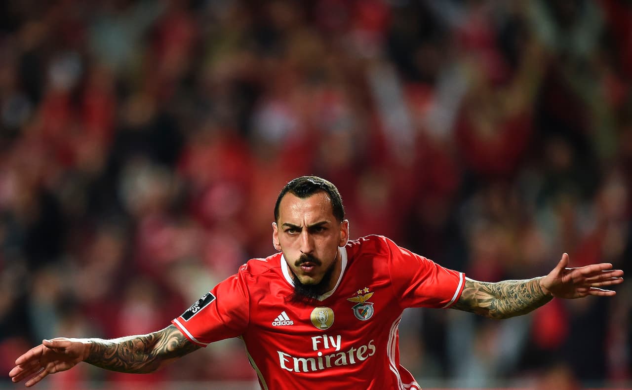 ¿Quién es el misterioso delantero que tiene sentado a Raúl Jiménez en Benfica?