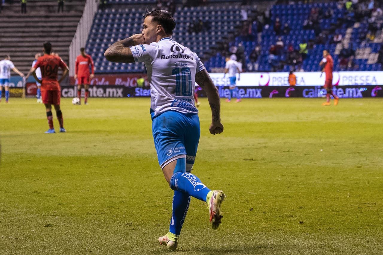 Desde los once pasos, Christian Tabó no perdona y anota el único tanto del encuentro dándole la victoria a Puebla 1-0 sobre Toluca.