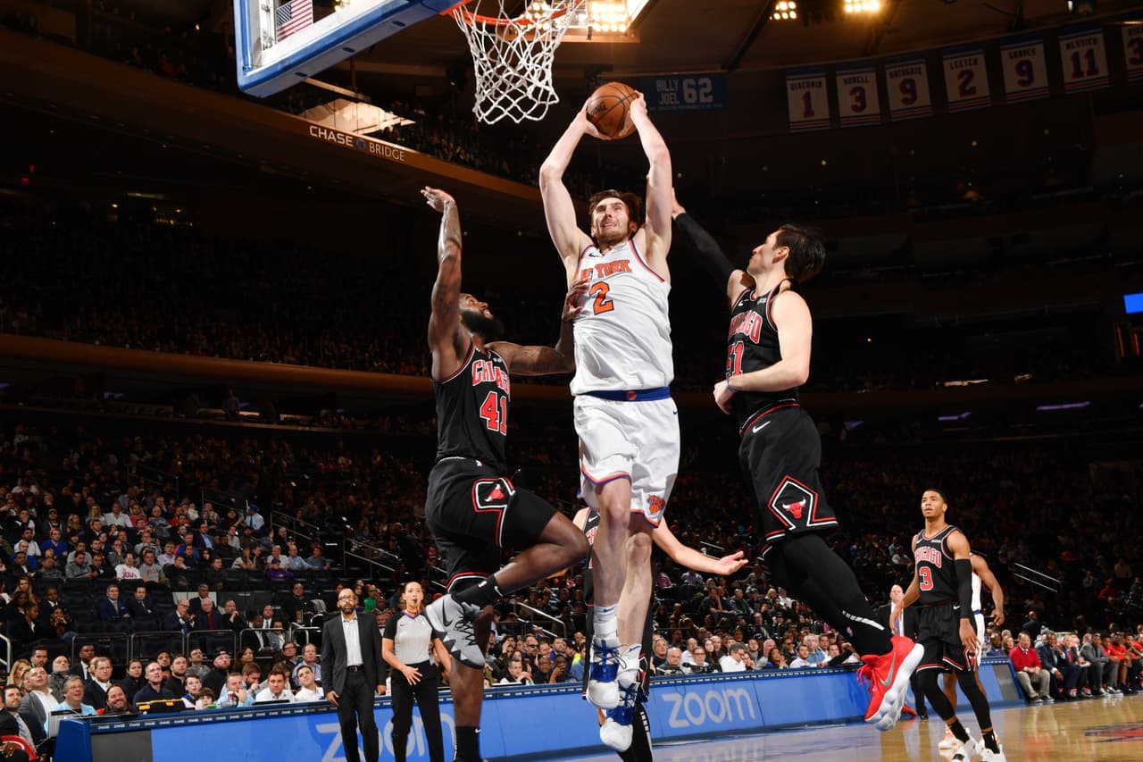 Bulls 105-113 Knicks: pasaron siete partidos para que los de la Gran Manzana volvieran a ganar. Luke Kornet, Kevin Knox, Mitchell Robinson, Emmanuekl Mudiay y Damyean Dotson trabajaron en equipo para este triunfo en el Madison Square Garden.