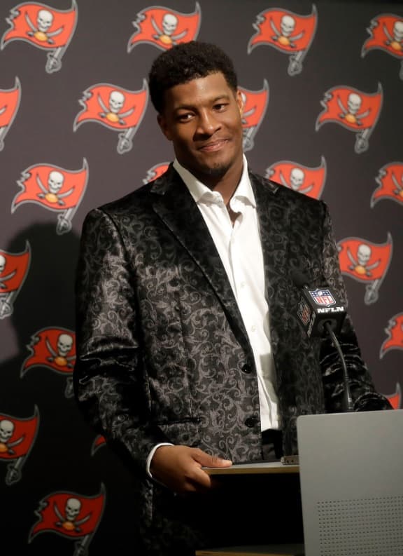 Jameis Winston, QB de Tampa Bay Buccaneers, que derrotaron a los San Francisco 49ers en Santa Clara, California 34-17.