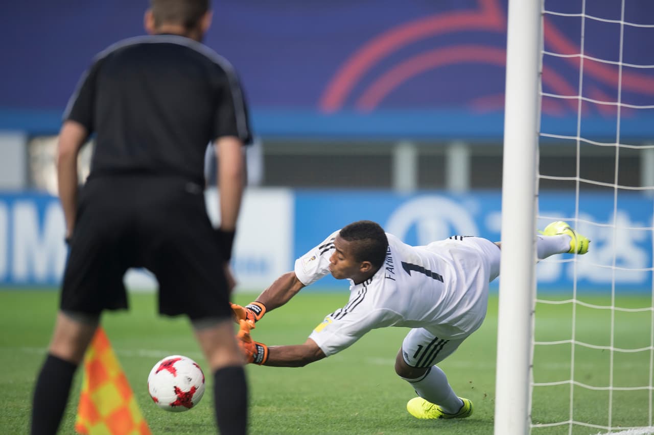 El portero venezolano Wilker Farinez se convirtió en la gran figura de la jornada.