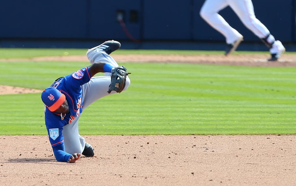 Por el equipo a veces se hace lo que sea necesario. Aquí el shortstop Adeiny Hechavarria, de los New York Mets, se contorsiona para detener una dura línea ante los Astros de Houston en la novena entarda de su juego de pretemporada.