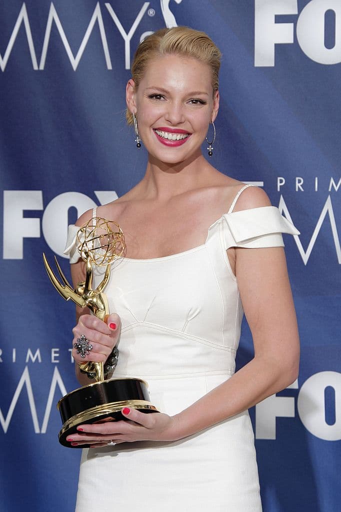 Gracias a sus llamativas actuaciones, fue nomidada a dos Golden Globes y ganó un Emmy.