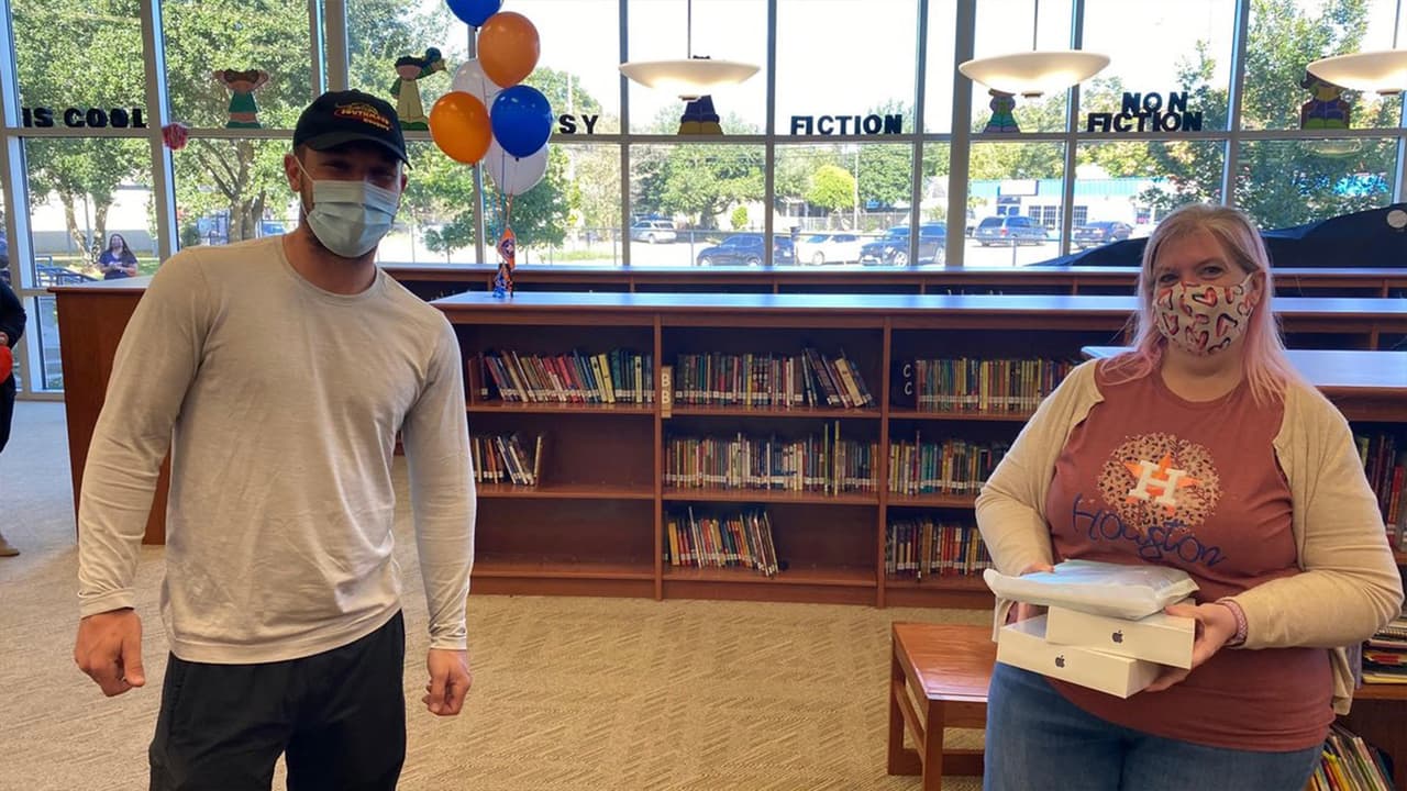 Alex Bregman, jugador de los 
<a href="https://www.univision.com/deportes/temas/houston-astros">Astros de Houston</a>, estuvo en la primaria Southmayd para entregar una donación de iPads, un gesto que todos los estudiantes le agradecieron con tarjetas de agradecimiento.