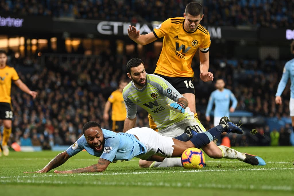 Y al ver esto el árbitro, no dudó en marcar un penalti en favor de los Citizens.