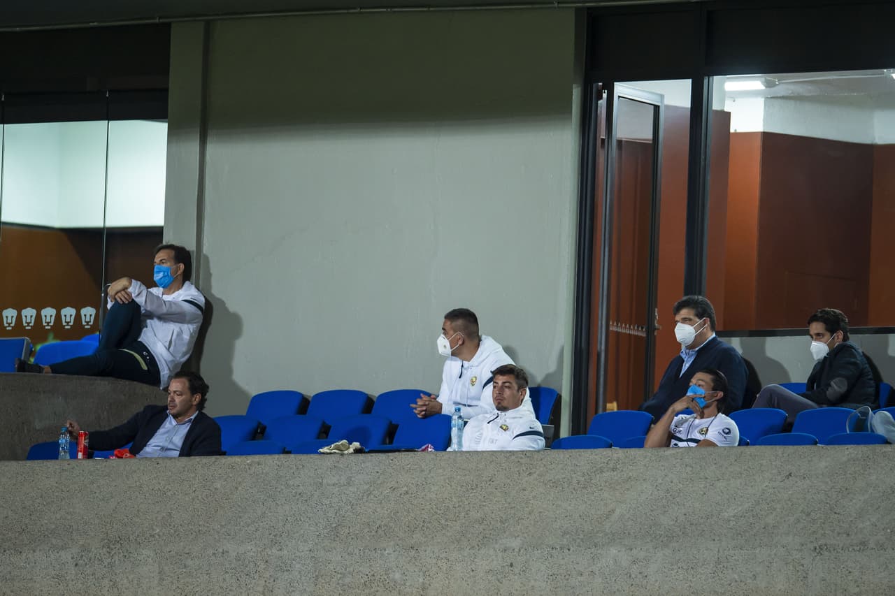 La plana mayor de la directiva del América en un palco del estadio Olímpico Universitario.