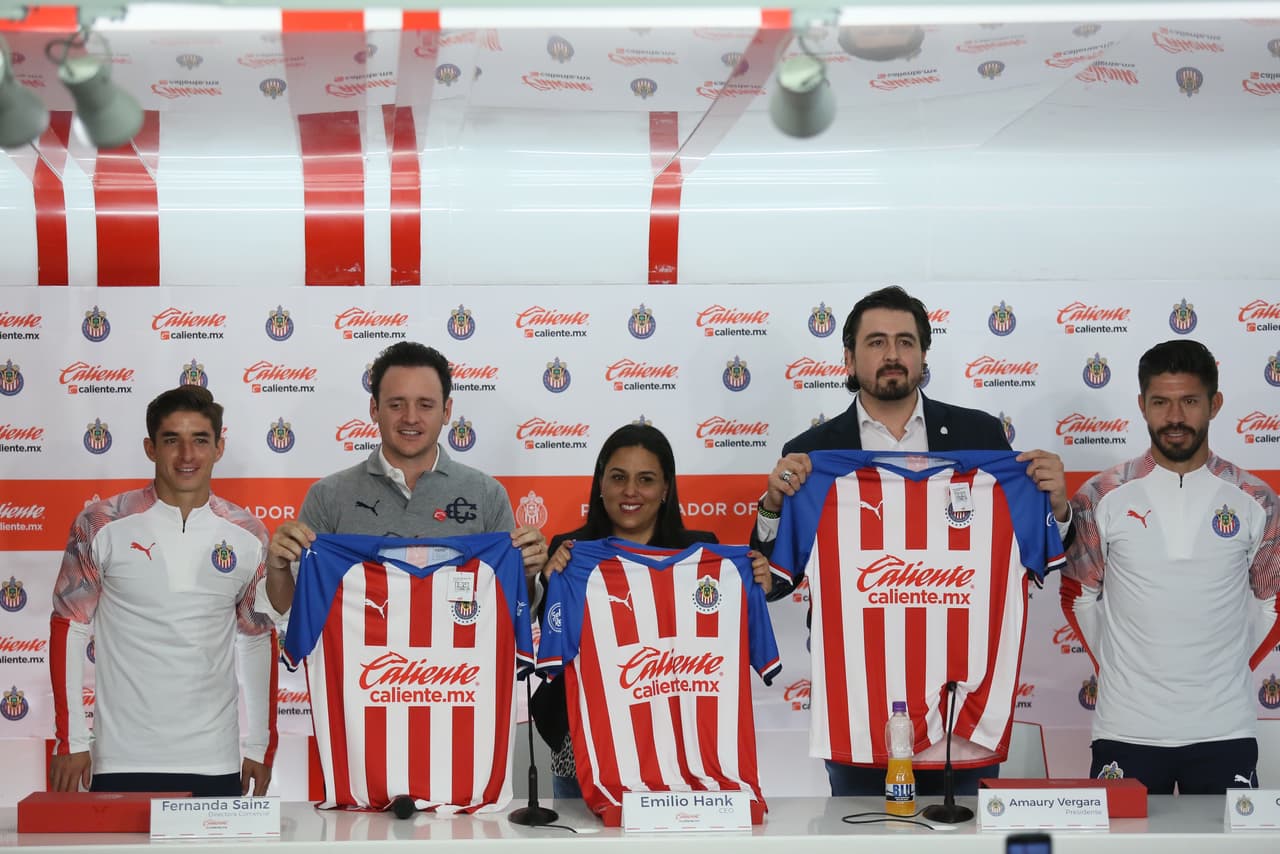 Chivas cerró la presentación de su nueva playera y patrocinador con la ilusión de recuperar su protagonismo en la Liga MX.