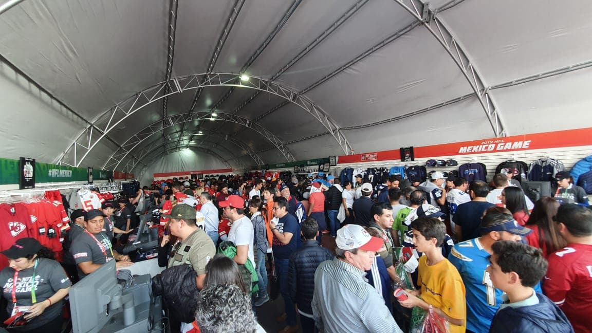Aficionados aprovechan para comprar productos en la NFL Shop.