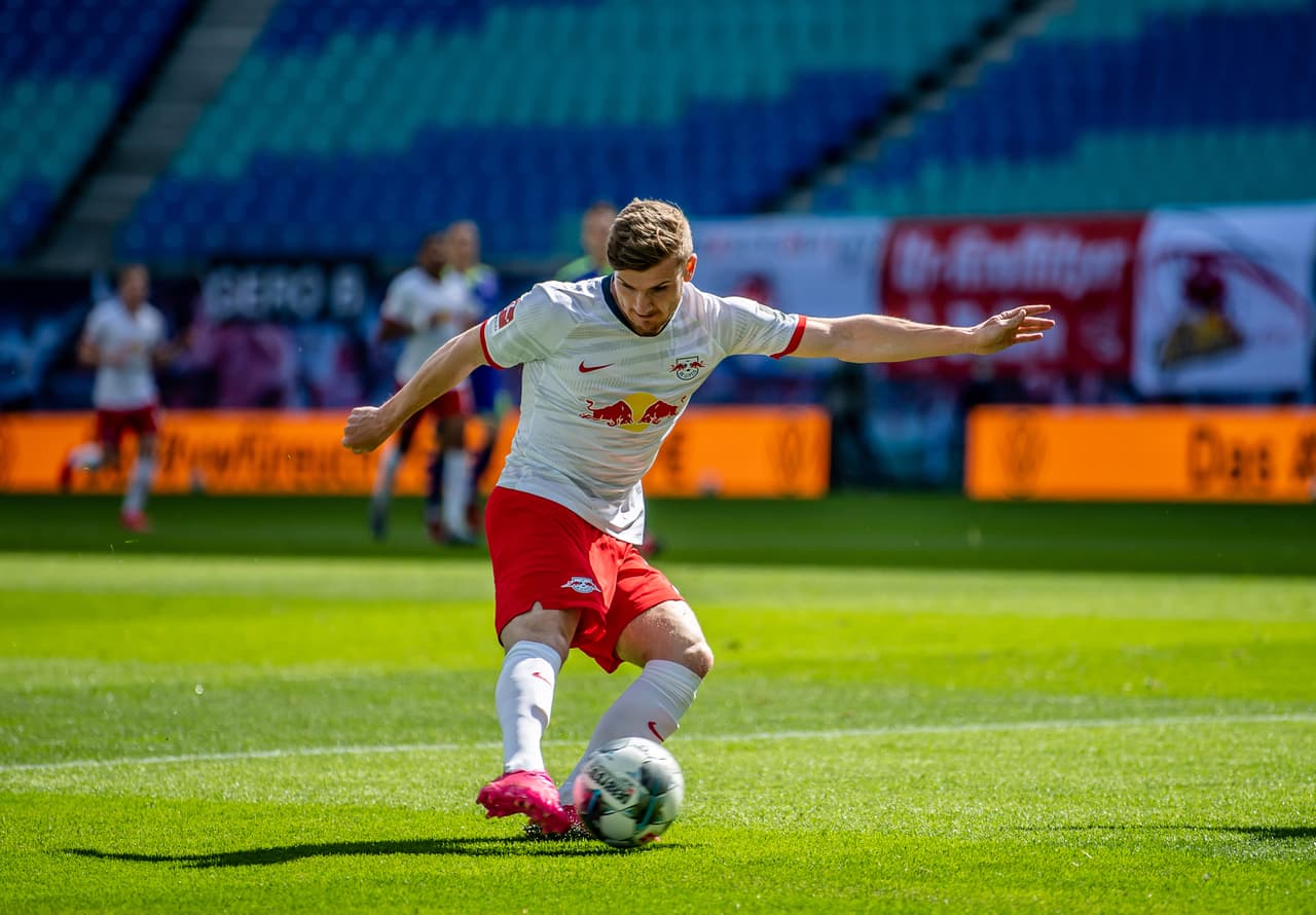 Timo Werner aprovecha el espacio y saca un poderoso disparo, pero el balón sale muy desviado del arco de Alexander Schwolow.