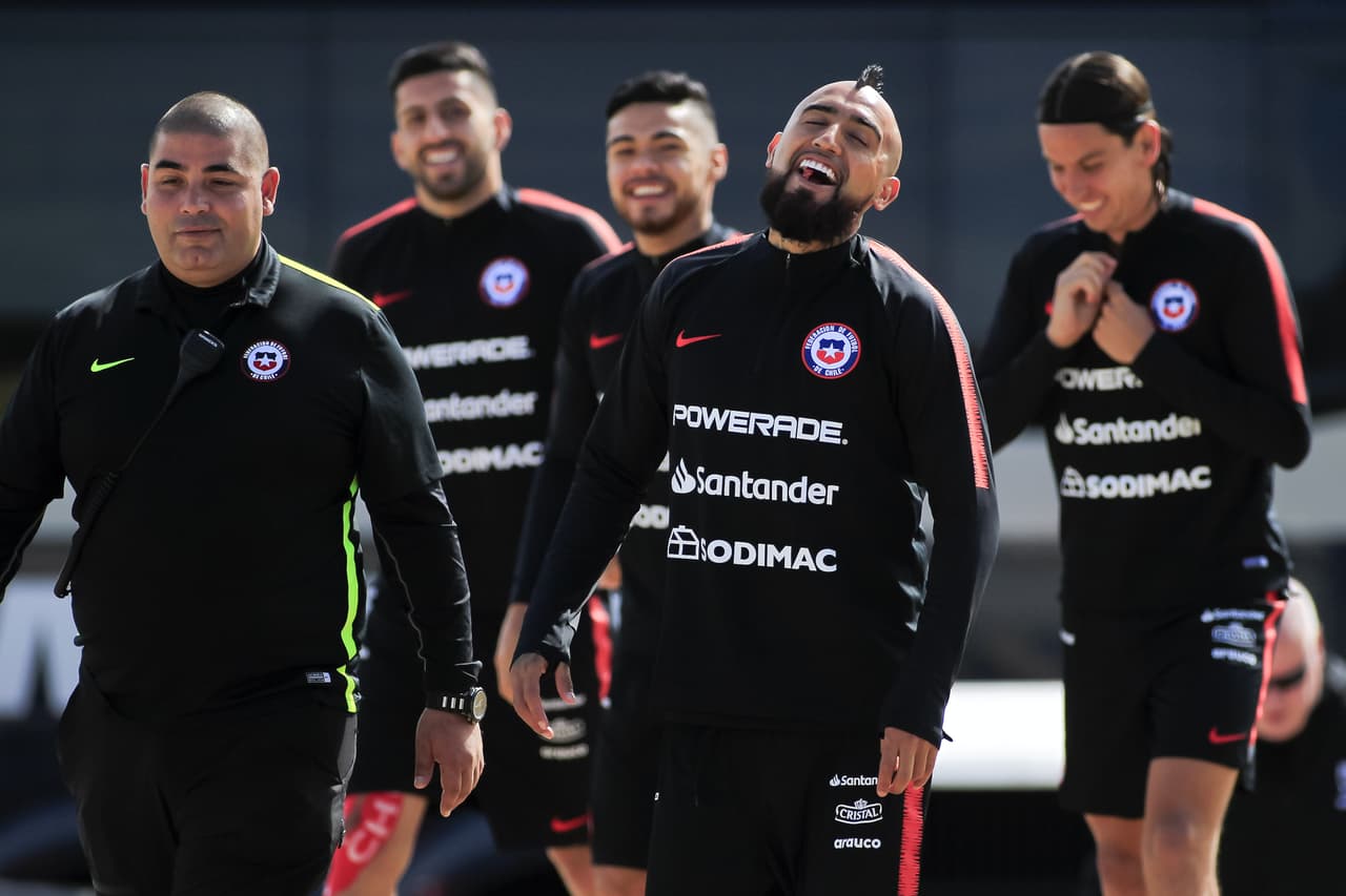 Chile, con Arturo Vidal a la cabeza y bajo la batuta del colombiano Reinaldo Rueda, prepara su choque contra México, al que espera volver a vencer ahora que está Gerardo Martino como técnico.