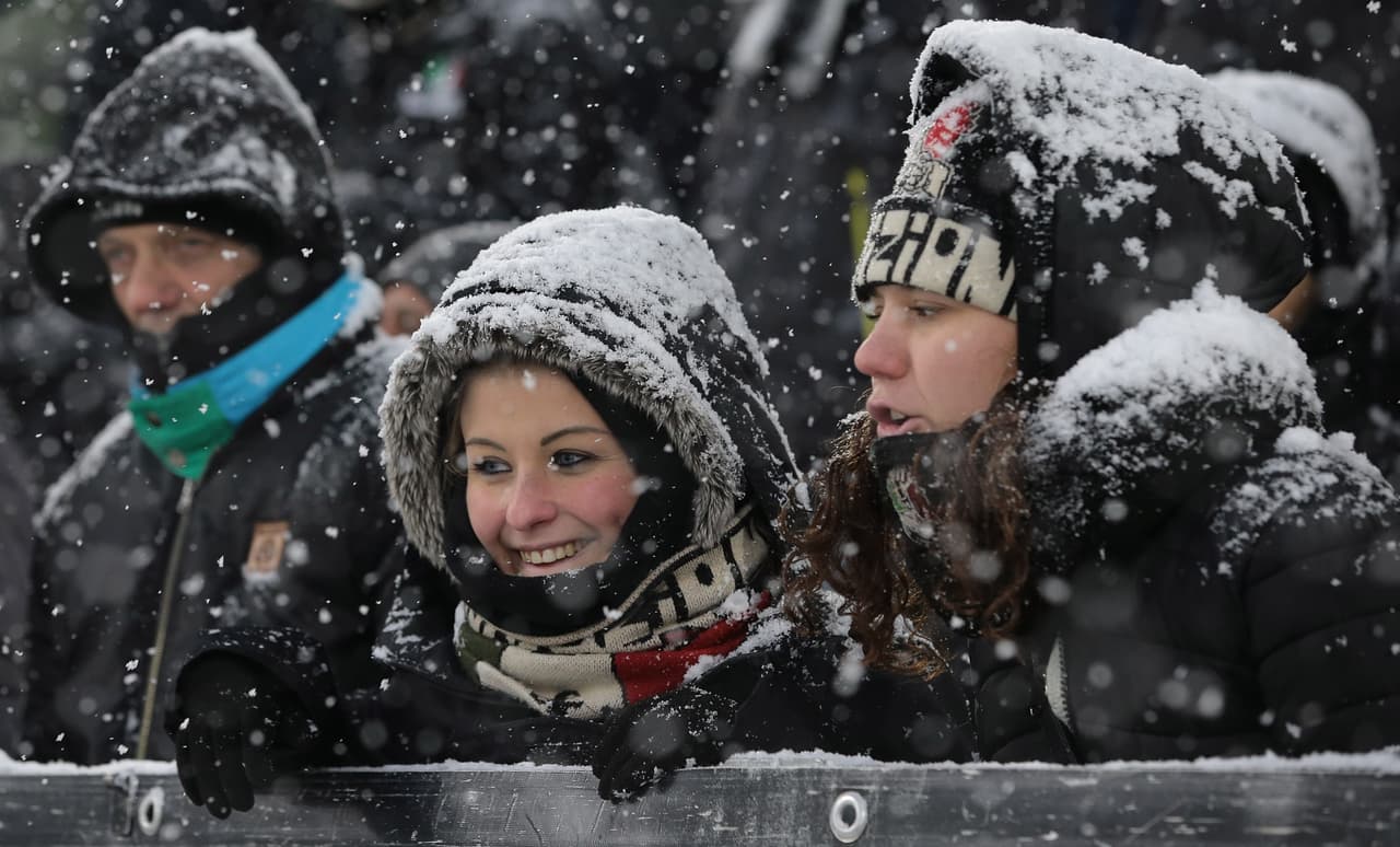 Juventus-Atalanta, en el Juventus Stadium de Turín por la fecha 26 de Serie A, fue aplazado por intensa nevada. El árbitro Maurizio Mariani lo decidió porque no se daban las condiciones necesarias.