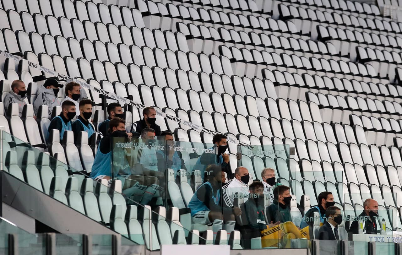 Las medidas sanitarias continúan en todos los estadios de futbol.