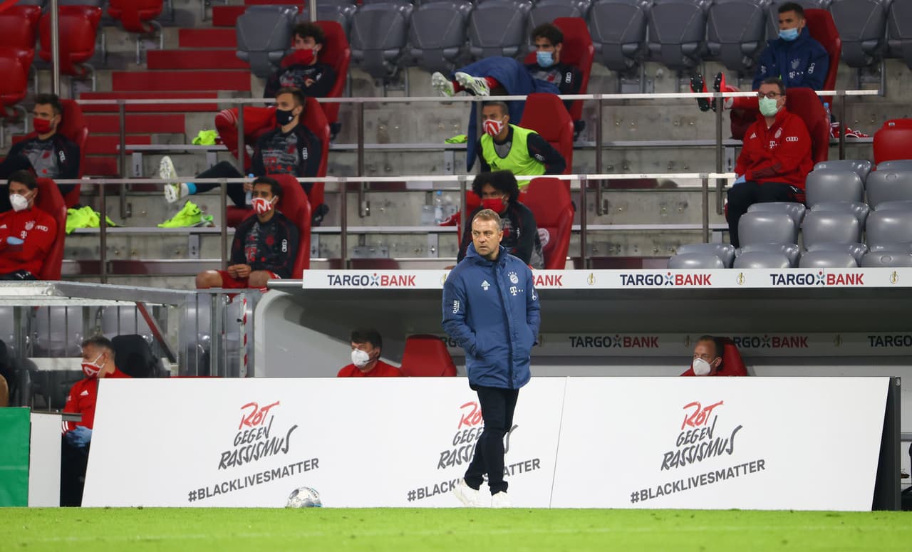 El hombre del momento, Hansi Flick camina en en su área técnica mientras observa a sus jugadores.