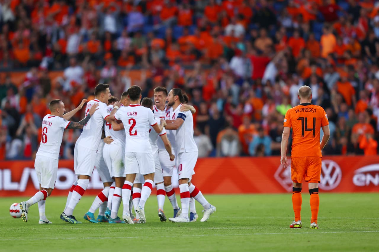Polonia se puso en ventaja de dos goles gracias a los tantos de Cash y Zieliński, pero los Países Bajos reaccionaron con las anotaciones de Klaassen y Dumfries.