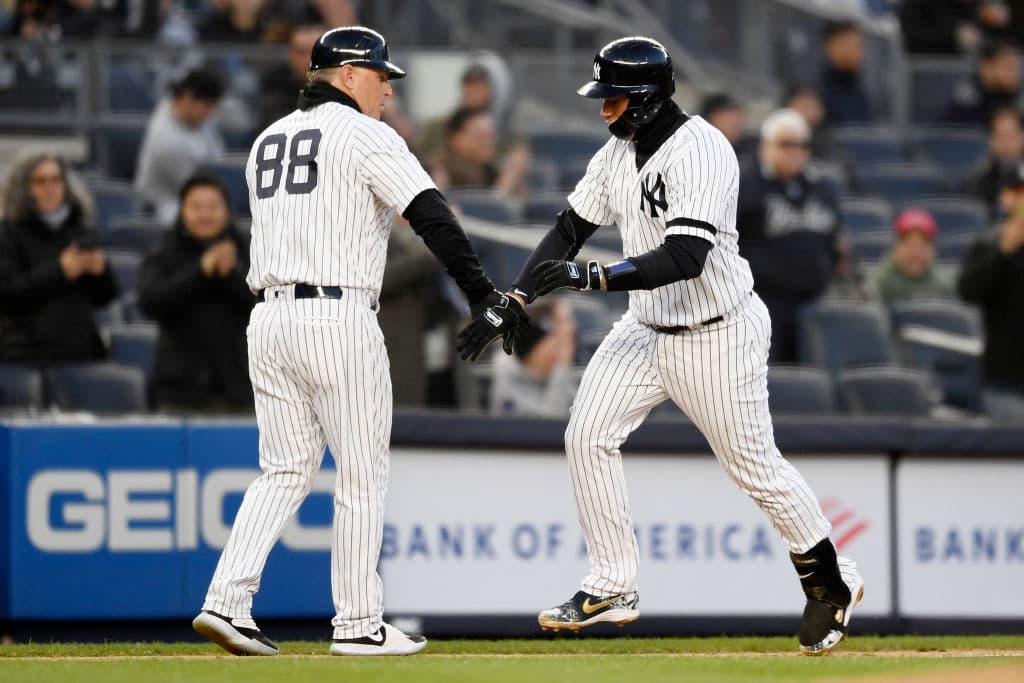 Aquí en la foto Gary Sánchez festejando en el recorrido de bases tras conectar un cuadrangular solitario en el segundo capítulo que daba ventaja de 1-0 en favor de los New York Yankees.