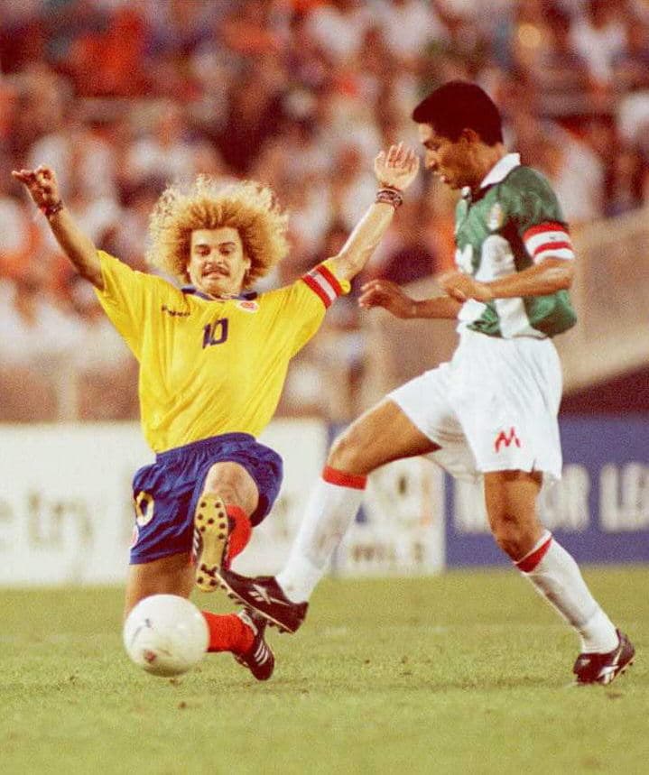 Vistió la casaca 'Tricolor' en 64 ocasiones durante cuatro años (de 1991 a 1995) Mediocampista de contención destructor, recuperador de balones, eran algunas de las características de Ambriz, pero será recordado por su potente disparo de media distancia con la derecha.