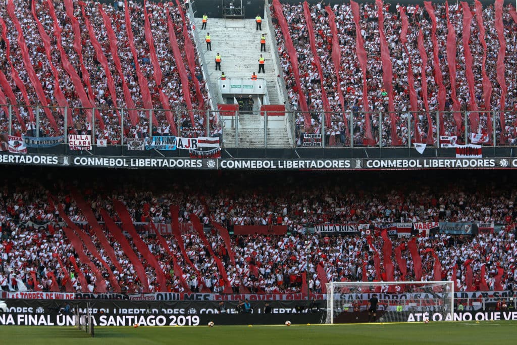 Los fanáticos de River Plate esperaron varias horas por la final de la Copa Libertadores contra Boca Juniors, juego suspendido luego de la agresión al vehículo del equipo Xeneize camino al estadio.