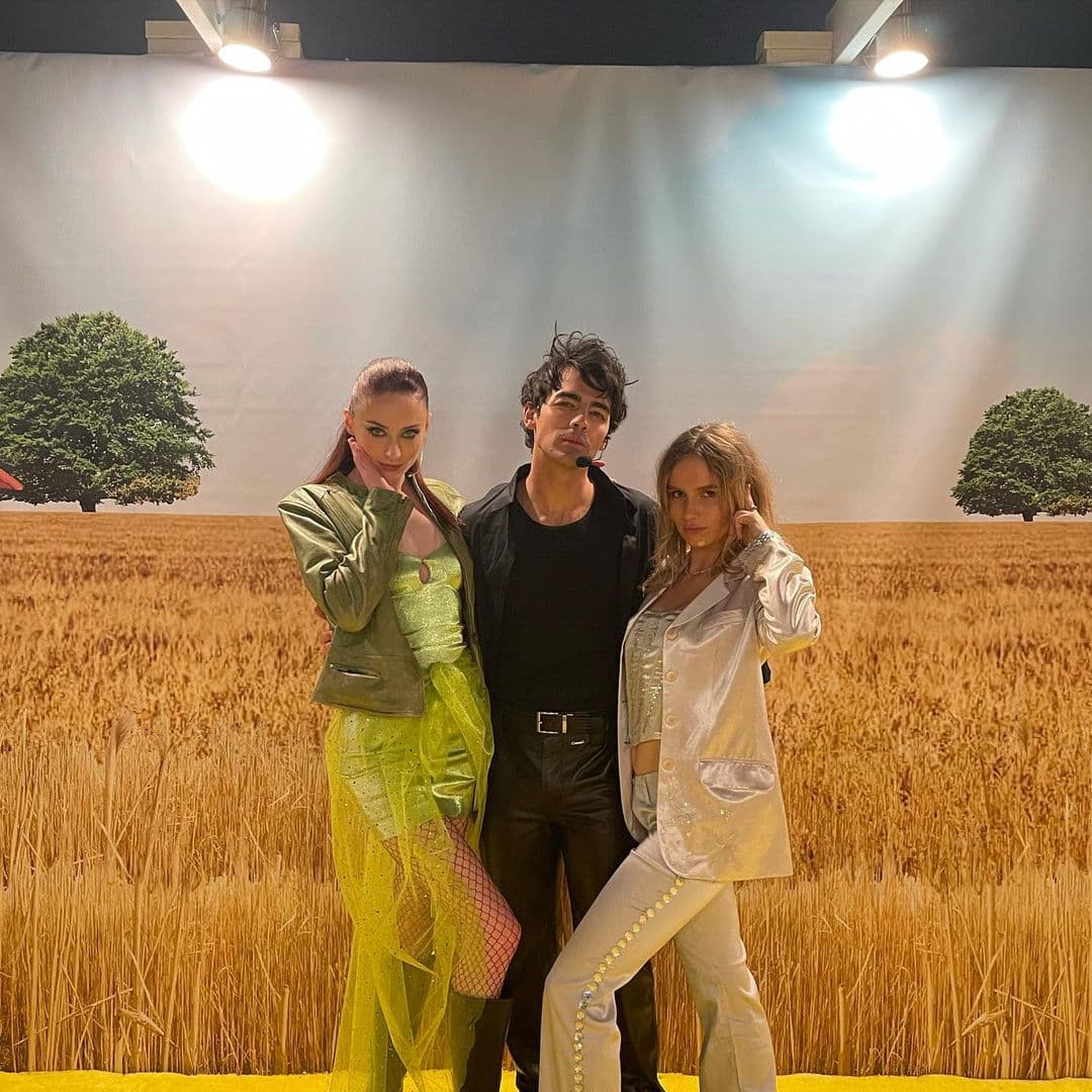 Joe Jonas se disfrazó como Paolo de 'The Lizzy McGuire Movie' junto con Sophie Turner y Olivia De Jonge como Lizzi McGuire e Isabella.