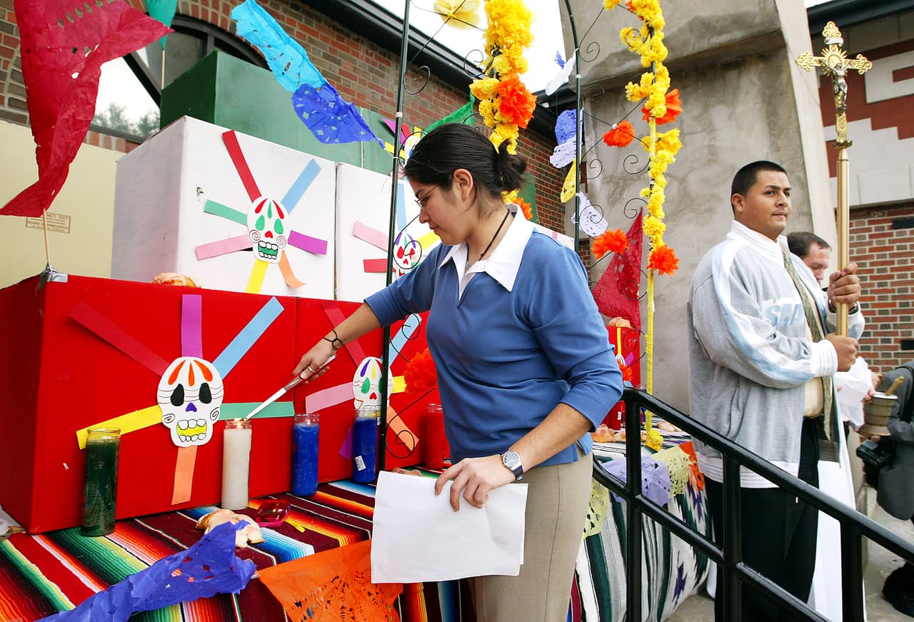 Entre los elementos más representativos del altar se hallan los siguientes. Comencemos con un arco, que está adornado con flores y a veces frutos. Se coloca como una cúspide o "techo" en el altar, que simboliza la entrada al mundo de los muertos.