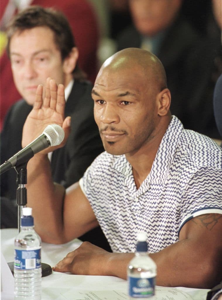 En 2003 Mike Tyson se declaró en quiebra luego de haber gastado los apróximadamente 300 millones de dólares que consiguió durante su carrera.
<br>