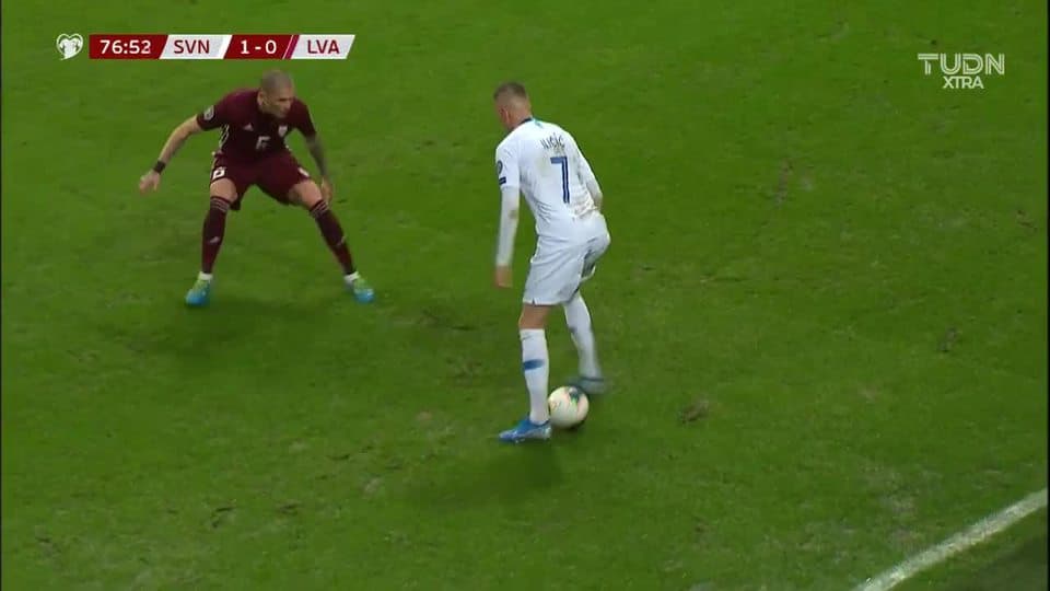 Roberts Savalnieks despeja el balón y aleja el peligro