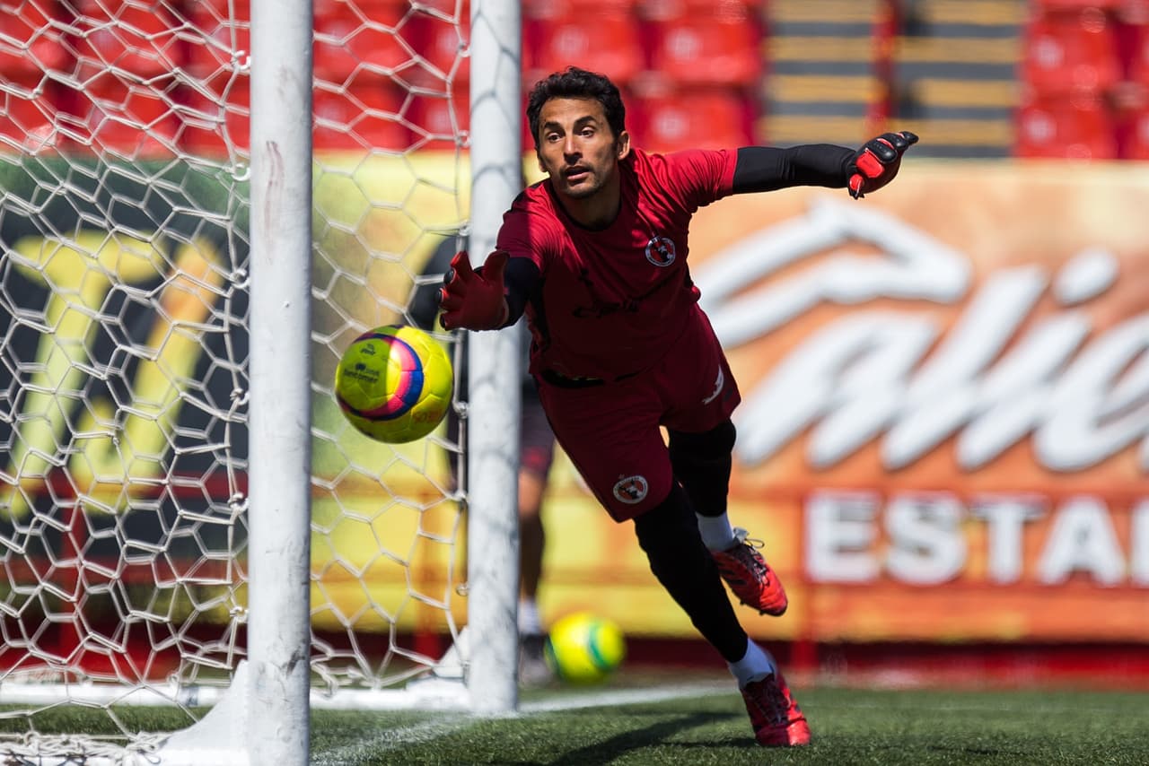 Luis Michel tiene 40 años y se convierte en el más veterano de la Liga MX. Nació el 21 de julio de 1979.
<br>