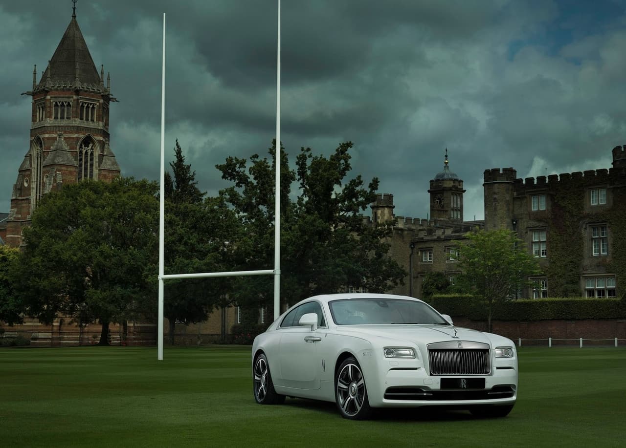 Su motor es un V12 de 6.6 litros doble turbo capaz de generar hasta 624 caballos de fuerza y 590 lb-pie de torque. Por dentro, ofrece una atmosferas típica de los productos Rolls-Royce con un diseño que combina lo clásico con lo moderno y los más finos acabados.