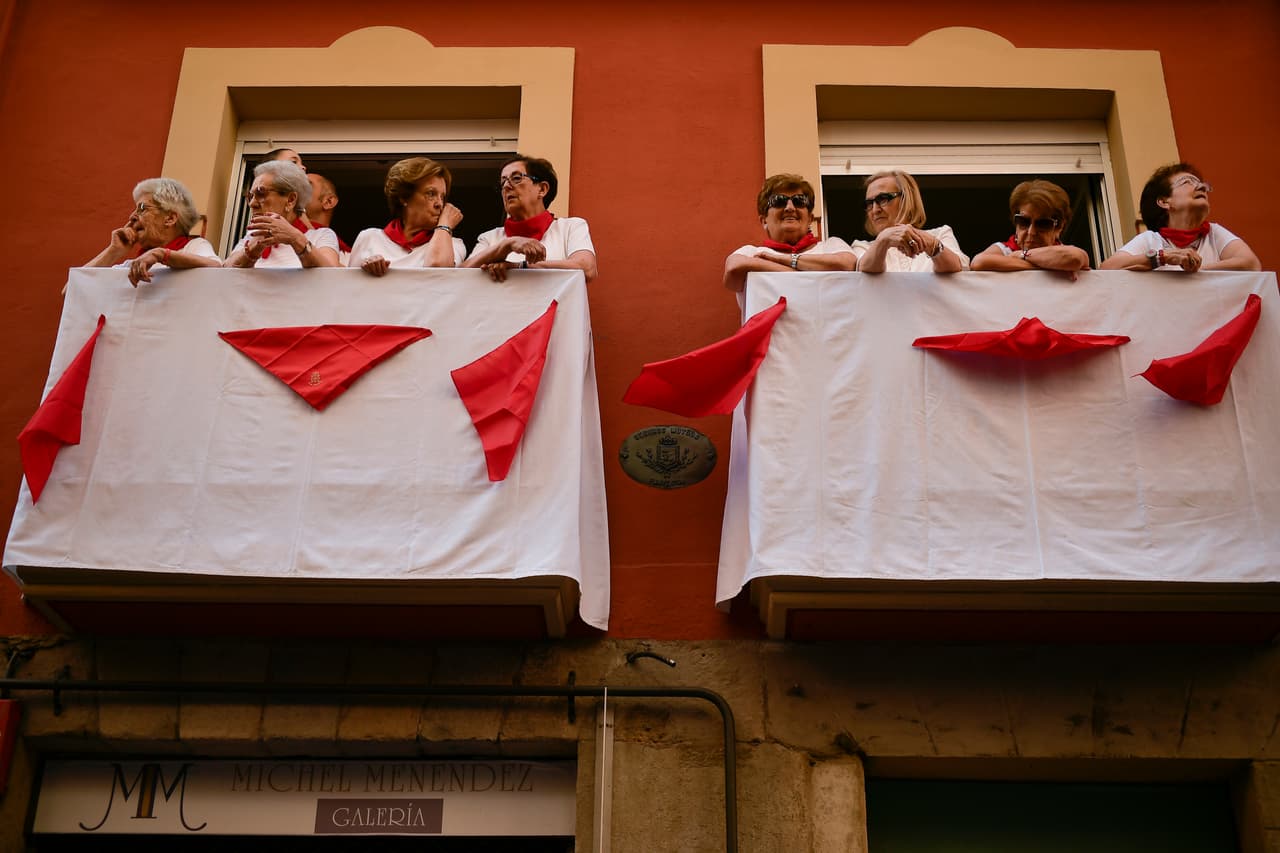 La renta de balcones es un gran negocio. Este evento cobró gran auge gracias a la difusión que le dio el escritor estadounidense Ernest Hemingway con su libro 
<i>Fiesta</i>. Es un festejo sin igual.
