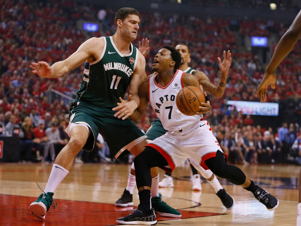 Y de pronto los 
<b>Toronto Raptors</b> hicieron lo impensable: igualaron 2-2 la Final de la Conferencia del Este ante los 
<b>Milwaukee Bucks</b>. En gran medida la actuación de 
<b>Kyle Lowry</b> (7) jugó un rol preponderante en que la quinteta canadiense saliera victoriosa en el Juego 4 en Scotiabank Arena.