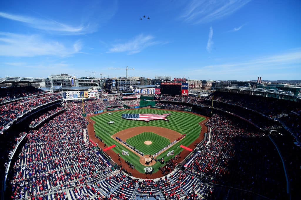 Así lució Nationals Park antes del juego inaugural entre los New York Mets y los Washington Nationals durante la ceremonia del himno nacional.