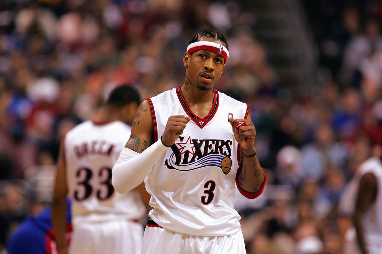 El fútbol americano fue el primer deporte de Allen Iverson, incluso ganando un campeonato estatal, pero la vida tenía algo preparado para él en el baloncesto de la NBA en donde se convirtió en leyenda.