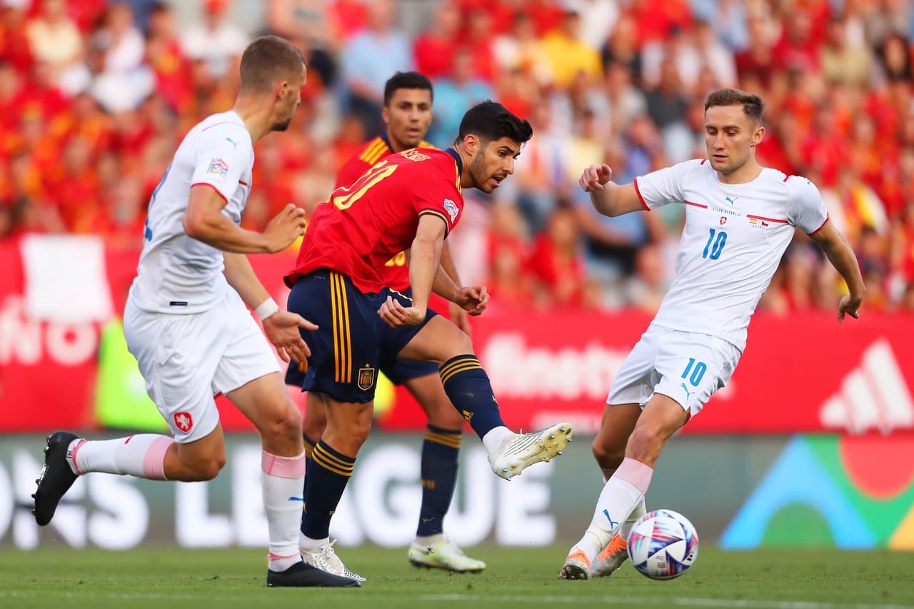 España se impuso sobre República Checa gracias a los goles de Carlos Soler y Pablo Sarabia.