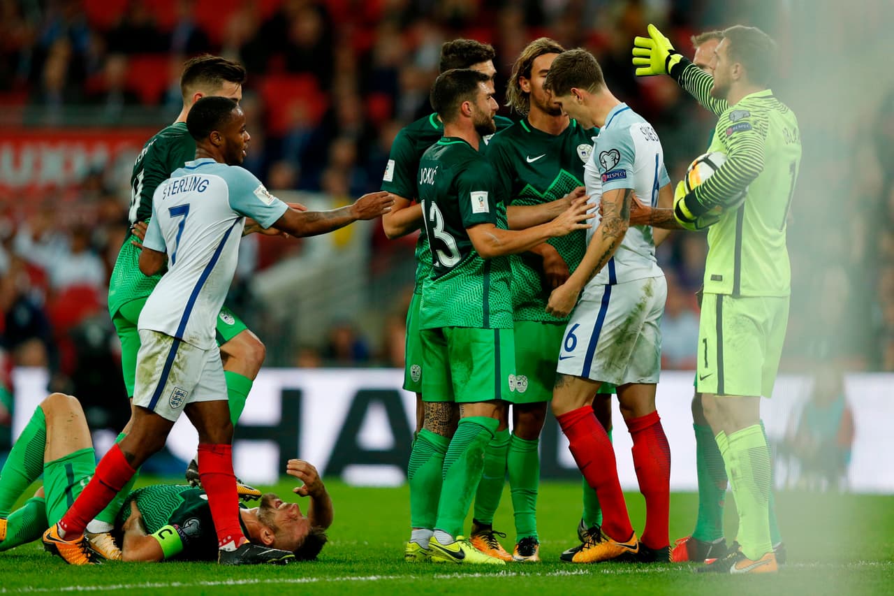 Al minuto 76, John Stones protagonizó la jugada bochornosa del partido al golpear en el rostro a Bostjan Cesar.