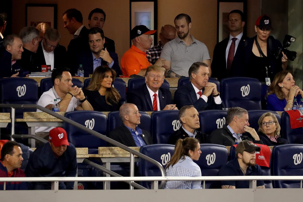 Trump sonrió ante lo sucedido y disfrutó del partido en uno de los palcos del estadio.
