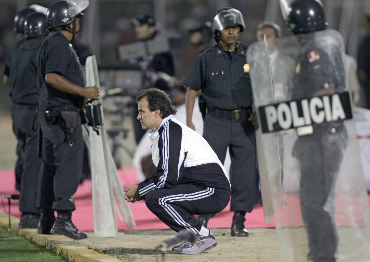 Gracias a que los jugadores seleccionados lo bancaban a muerte, Marcelo Bielsa permaneció en el cargo después del Mundial y le dio a Argentina una medalla de oro olímpica en el 2004.