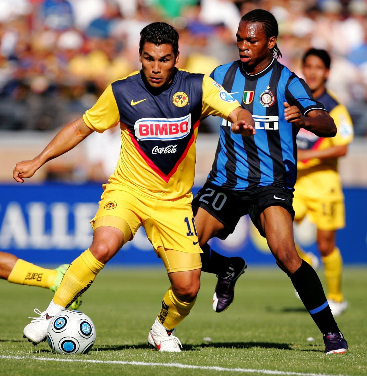 <b>Salvador Cabañas: </b>El recordado delantero paraguayo de las Águilas del América lo perdió todo después del disparo que recibió en el 2010. Después de un intento fallido por volver al fútbol y demandas en su contra, trabaja en una panadería.