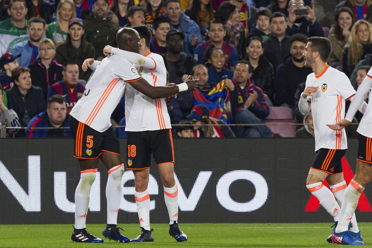 Para sorpresa de los fanáticos presentes, Valencia abrió el marcador tras un tiro de esquina cobrado con Dani Parejo y que cabeceó Eliaquim Mangala al minuto 29.