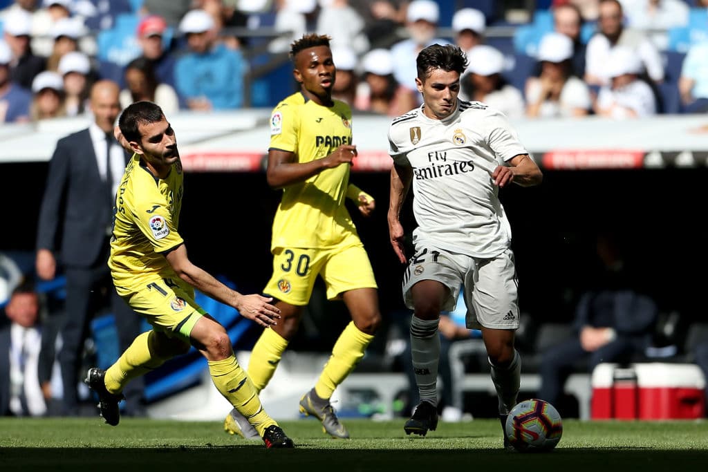 Brahim Díaz del Real Madrid evade la marca de Manu Trigueros y de Samuel Chukwueze del Villarreal en acciones del segundo tiempo.